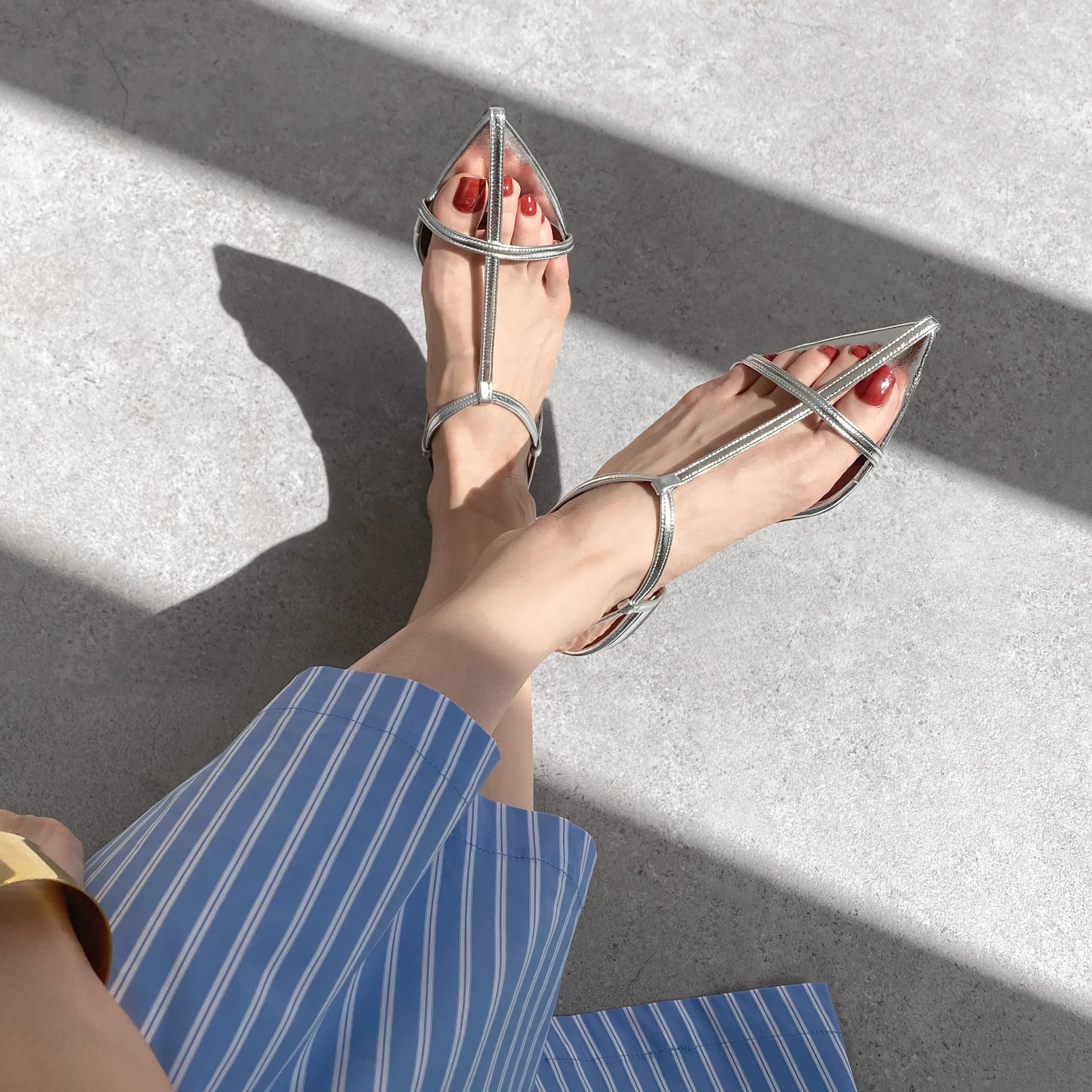 15% OFF: 2024SS: T-strap pointed flat sandals (m17001) Silver