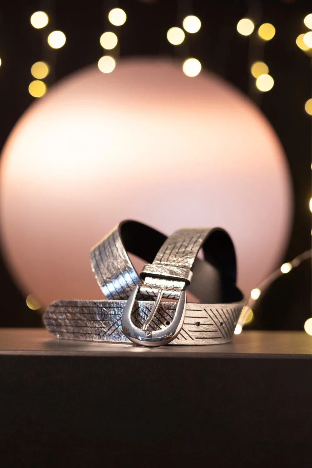ANJA - Ceinture silver en cuir métallisé et lignes graphiques fabriquée en France