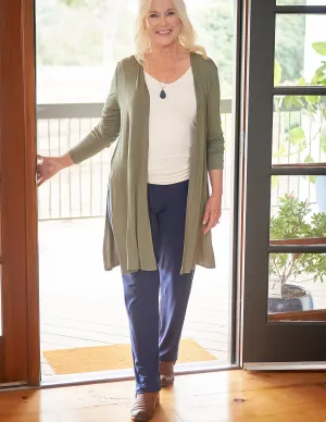 Globetrotter Grace: Sleek & Breezy Layers for On-the-Go